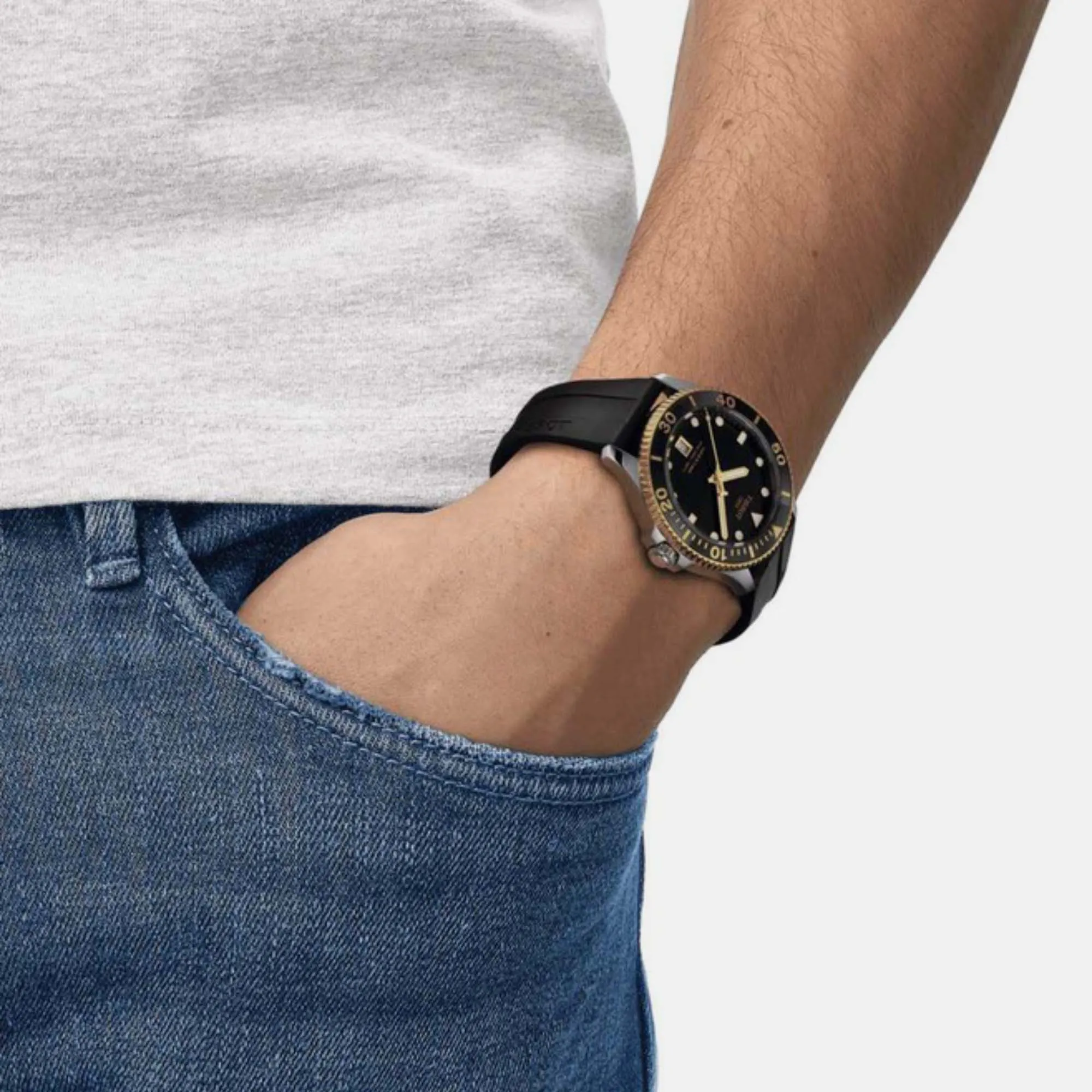 Seastar 1000 Men Analog Stainless steel Watch T1204102705100