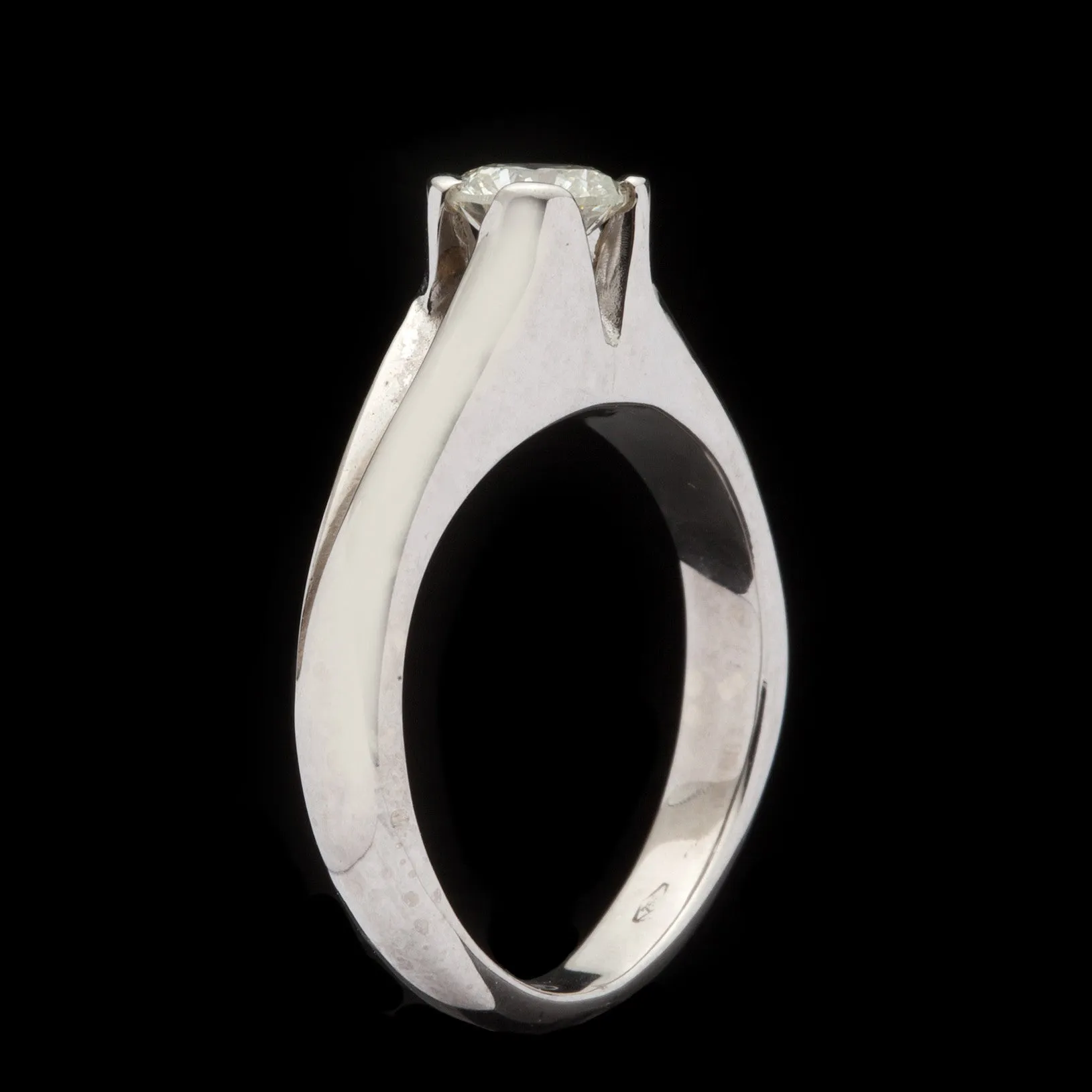 Unique 18Kt Solitaire Ring