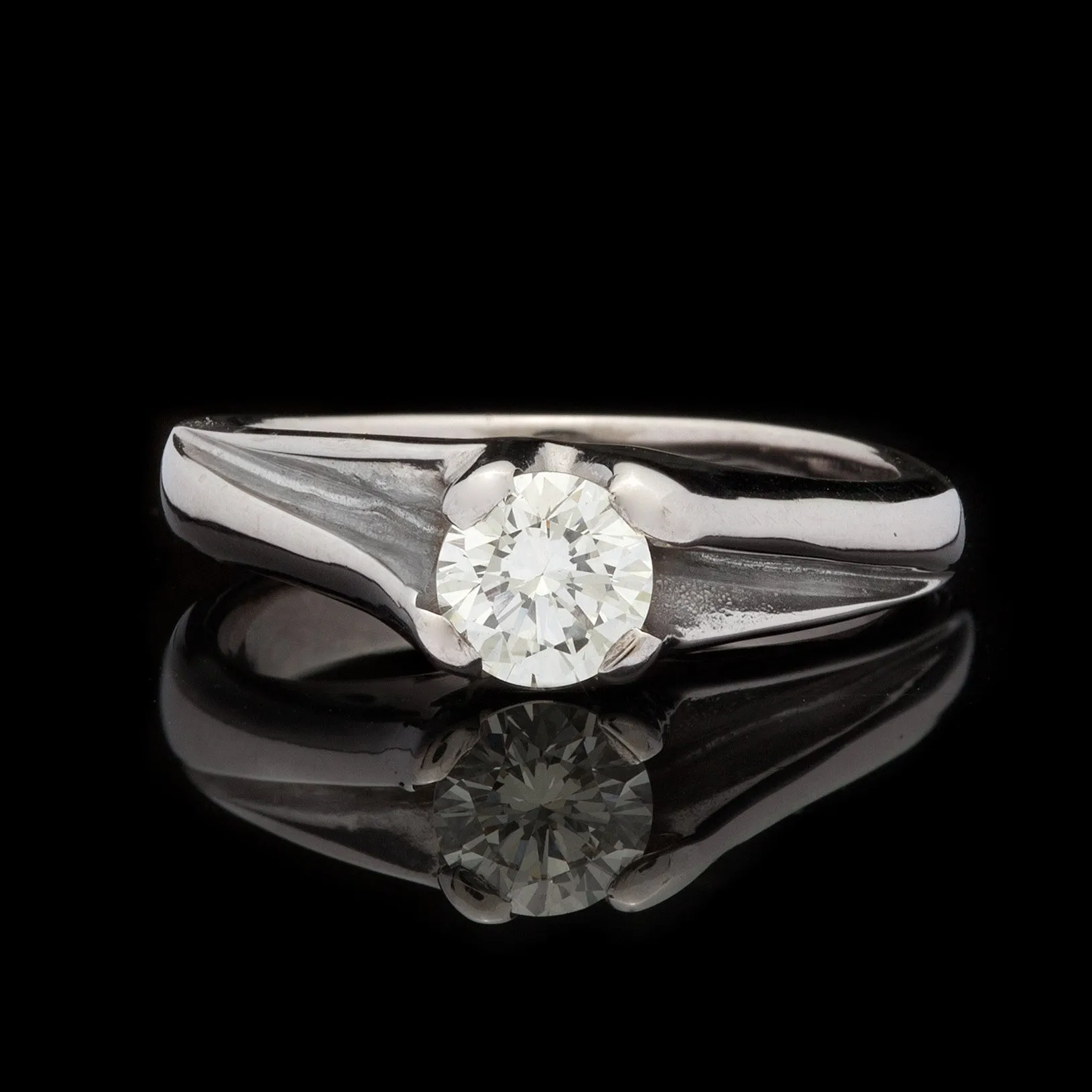 Unique 18Kt Solitaire Ring